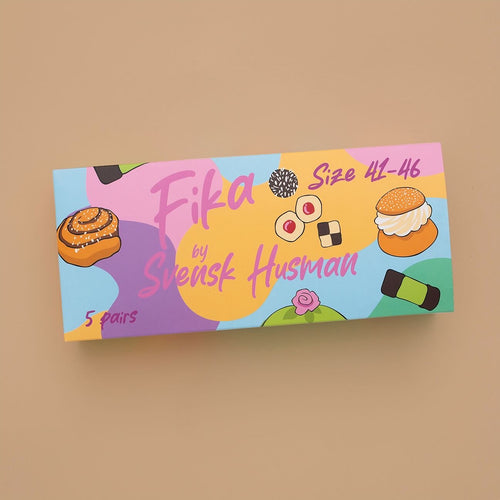 Farverig FIKA Gift Box 5-pak gaveæske dekoreret med klassiske svenske fikamotiver fra Svenskhusman.