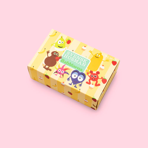 Yellow gift box featuring colorful Babblarna characters for a 3-pack of adult socks by Svenskhusman.