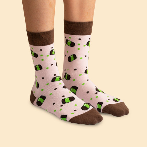 Pink patterned socks featuring classic Swedish punsch rolls and brown details from Svenskhusman.