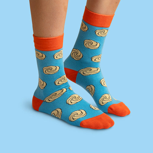 Light blue and orange socks with a sugar pretzel pattern on feet by Svenskhusman.