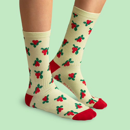 Light green compression socks with red lingonberry patterns and red toes by Svenskhusman.