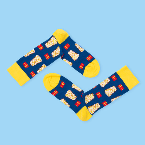 Blue socks with yellow accents featuring a spettekaka cake and Swedish flag pattern by Svenskhusman.