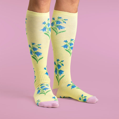 Gula stödstrumpor med vackra blåklockor och rosa detaljer på tå och häl från Svenskhusman.