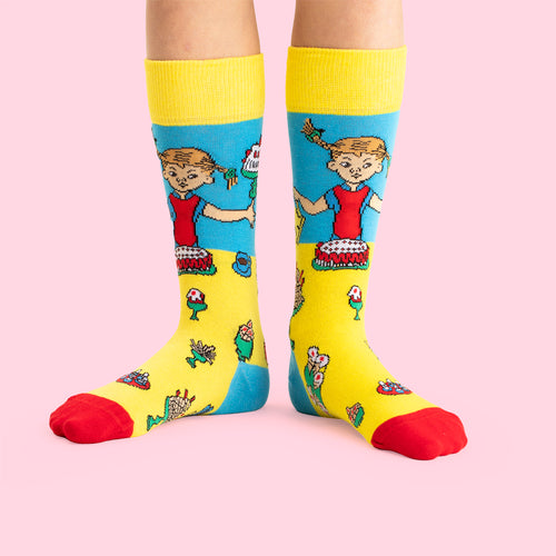 Barnstrumpor med Pippi Långstrump på kalas i gult, blått och rött från Svenskhusman.