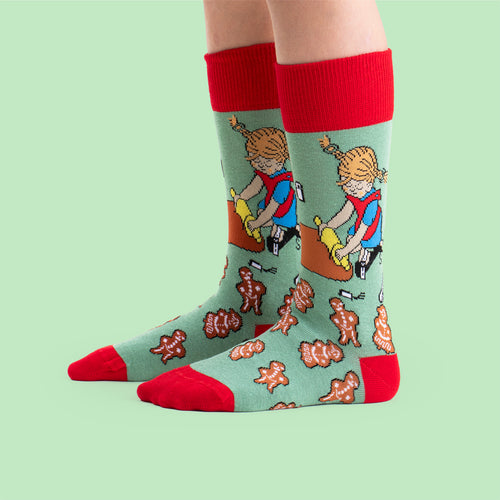 Gröna barnstrumpor med mönster av Pippi Långstrump som bakar pepparkakor - Svenskhusman