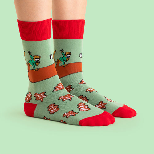 Gröna Pippi Långstrump-strumpor med motiv av Herr Nilsson och pepparkakor från Svenskhusman.