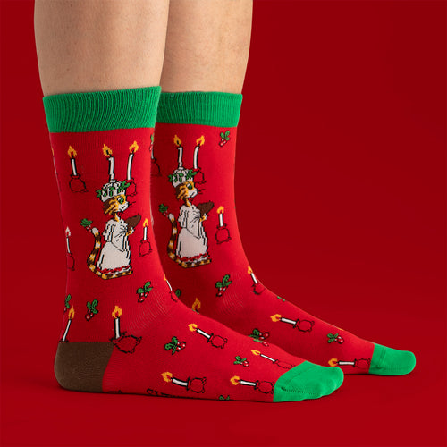 Röda och gröna julstrumpor med motiv av Findus som Lucia från Svenskhusman.