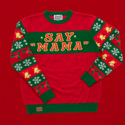 Rot-grüner Strick-Weihnachtspullover für Herren mit „SAY MAMA“-Schriftzug und Glocken von Svenskhusman.
