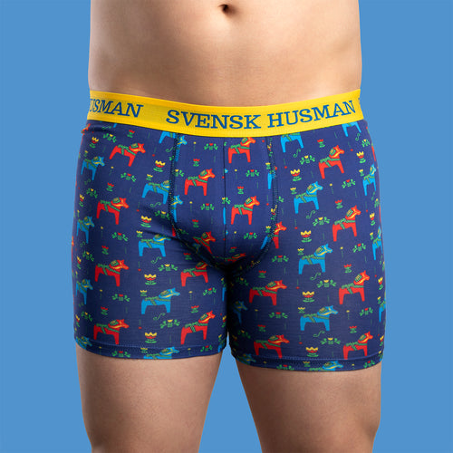 Blå boxerkalsonger i bomull med dalahästmotiv och gul resår från Svenskhusman.