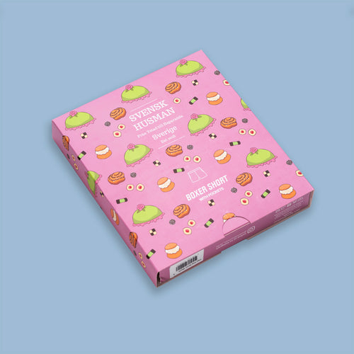 Rosa mönstrad presentask för boxershorts med fika-tema som prinsesstårta och kanelbulle från Svenskhusman.