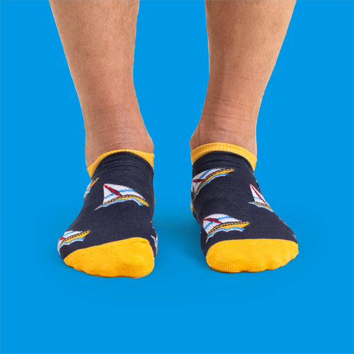 Mörkblå sneakersstrumpor dekorerade med segelbåtar och gula kontraster från Svenskhusman.