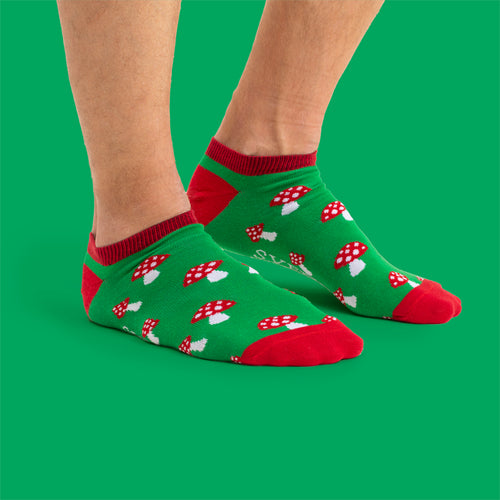 Sneakersstrumpor med flugsvampsmönster på grön bakgrund från Svenskhusman.
