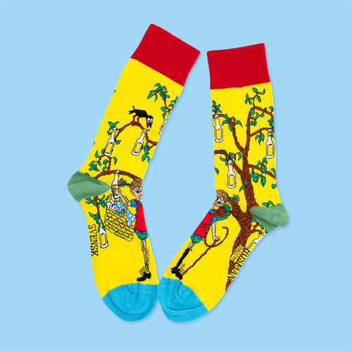 Gula Pippi Långstrump-strumpor med motiv av sockerdricksträdet och röda detaljer från Svenskhusman.