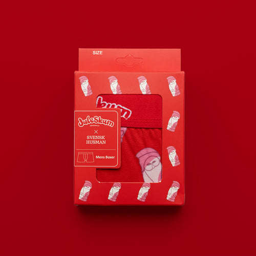 Röda boxer kalsonger med Cloetta Juleskum-mönster i en fin presentförpackning från Svenskhusman.