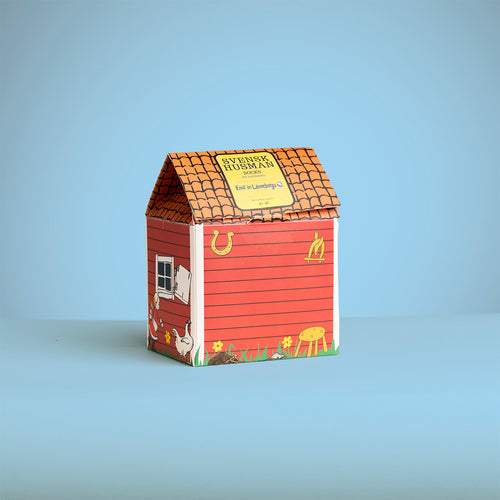Geschenkbox als Michels Tischlerschuppen mit 3er-Pack Socken im roten Schwedenhaus-Design von Svenskhusman.