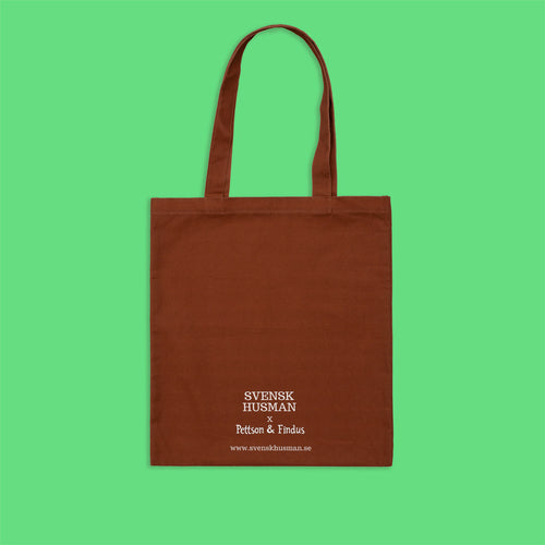 Brown organic cotton tote bag with white Svenskhusman x Pettson & Findus logo on a green background.