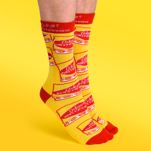 Gula Surströmming strumpor med mönster av Oskars surströmmingsburkar - Svenskhusman