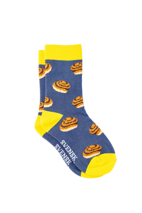 Blå barnstrumpor med mönster av kanelbullar och gula detaljer - Svenskhusman.