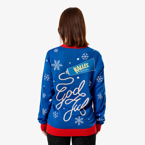 Blå jultröja för dam med Kalles Kaviar-motiv, snöflingor och röd mudd från svanskhusman.comtt bakifrån.
