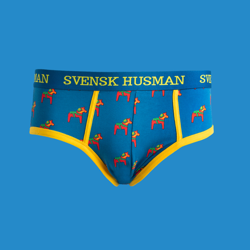 Blå herrkalsonger i brief-modell med mönster av röda dalahästar och gul resår från Svenskhusman.