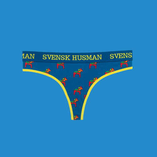 Blå stringtrosor thong med mönster av röda dalahästar och gult resårband från Svenskhusman.