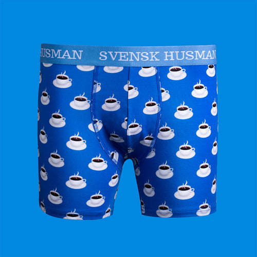 Blå boxerkalsonger med mönster av rykande kaffekoppar och vit logotyp på resåren från Svenskhusman.