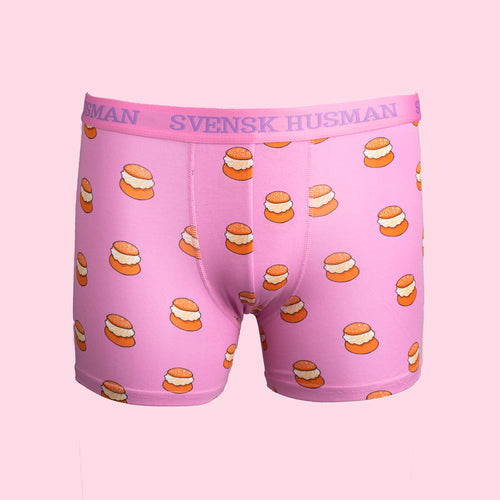 Rosa boxerkalsonger med mönster av semlor och midjeresår med logotyp från Svenskhusman.