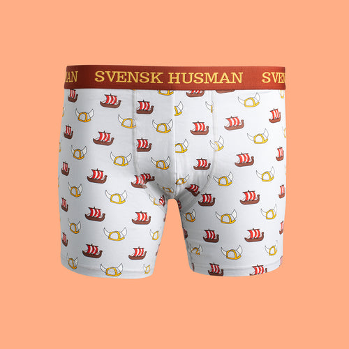 Boxerkalsonger med mönster av vikingskepp och hjälmar på vit bas från Svenskhusman.