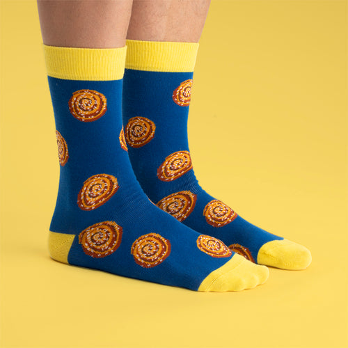 Blå lyxstrumpor med mönster av runda kanelbullar och gula detaljer från Svenskhusman
