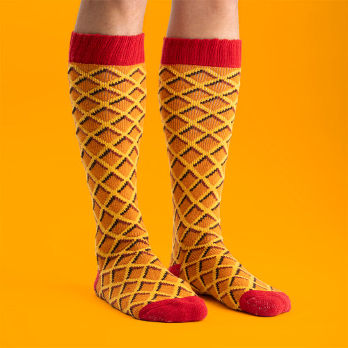 Skidsockor med det klassiska Kexchoklad-mönstret och röda detaljer från Svenskhusman.