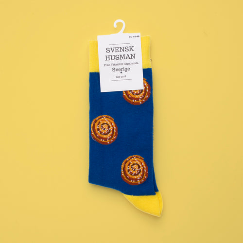 Blau-gelbe Socken mit runden Zimtschnecken-Motiven von Svenskhusman aus nahtloser Baumwollqualität.