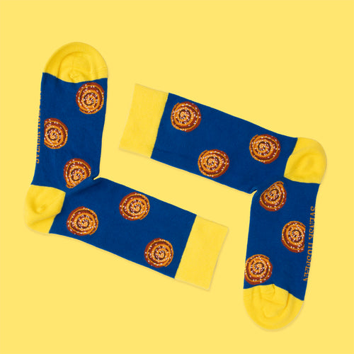 Blaue Luxussocken mit gelben Details und runden Zimtschnecken-Mustern von Svenskhusman.