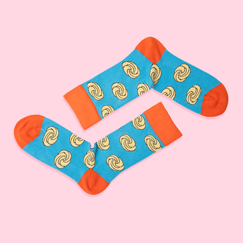 Blue socks featuring yellow sugar pretzel patterns and orange accents by Svenskhusman.