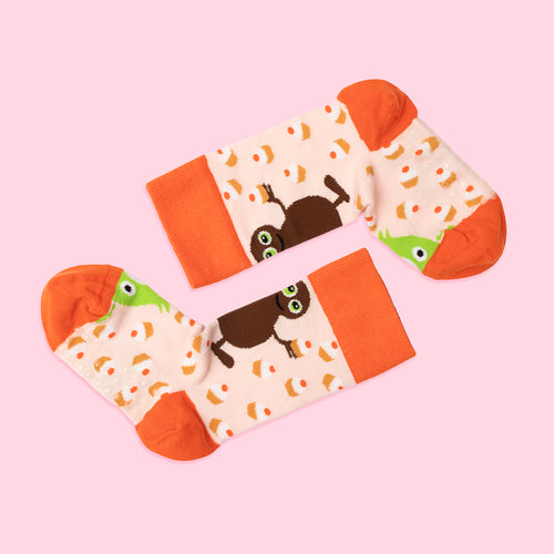 Lyserøde børnesokker med Babblarna-motiv og orange detaljer på lyserød baggrund - Svenskhusman.