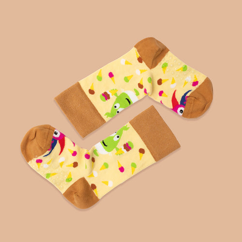 Gula halkfria barnstrumpor med Babblarna-motiv, bruna detaljer och glassar från Svenskhusman.