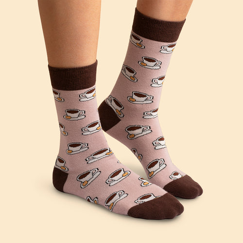 Patterned socks featuring coffee cups and cookies in purple and brown from Svenskhusman.