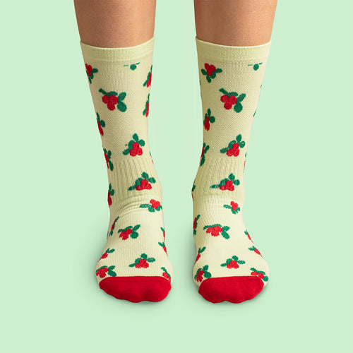 Light yellow compression socks with lingonberry pattern and red toes by Svenskhusman.