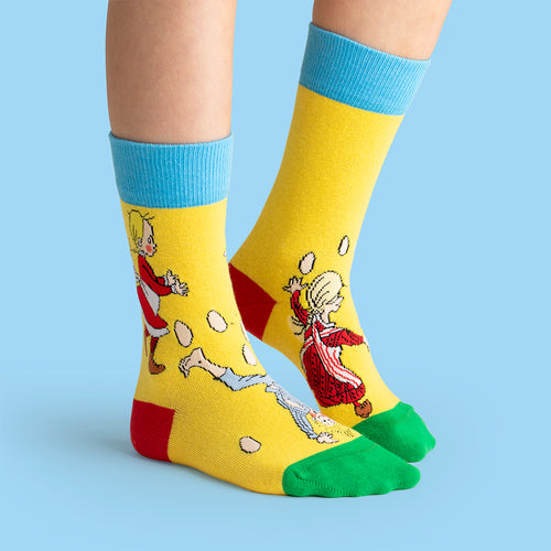 Gula barnstrumpor med motiv från Emil i Lönneberga som letar ägg från Svenskhusman.