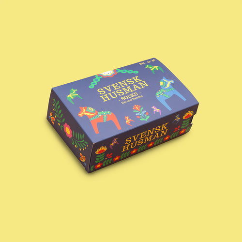 Blå presentbox med 3-pack strumpor dekorerad med dalahästar och kurbits från Svenskhusman.