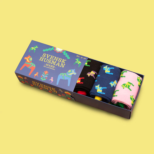 Presentbox Dalahäst 3-pack med mönstrade strumpor i svart, blått och rosa från Svenskhusman.