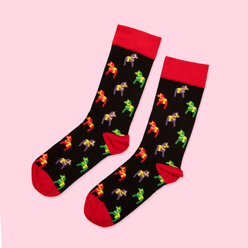 Schwarze Socken mit bunten Dalahäst-Motiven und roten Akzenten von Svenskhusman.