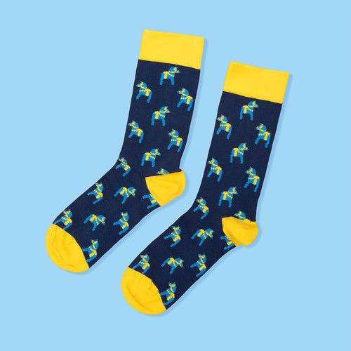 Marineblaue Socken mit gelben Details und Dalahäst-Muster von Svenskhusman.
