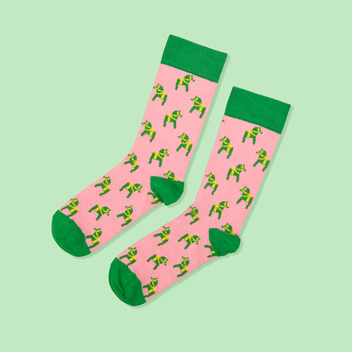 Rosa Socken mit grünen Dalapferd-Mustern sowie grünen Zehen und Bündchen von Svenskhusman.