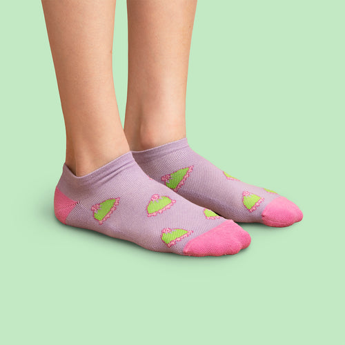 Rosa och lila sneakers stödstrumpor med mönster av prinsesstårtor från Svenskhusman.