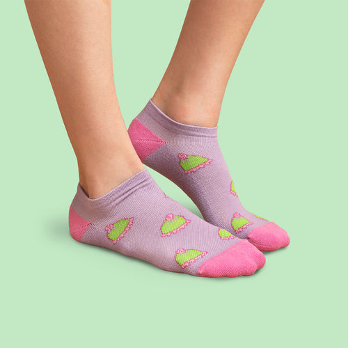 Lila och rosa sneakersstöd med mönster av klassiska prinsesstårtor från Svenskhusman.