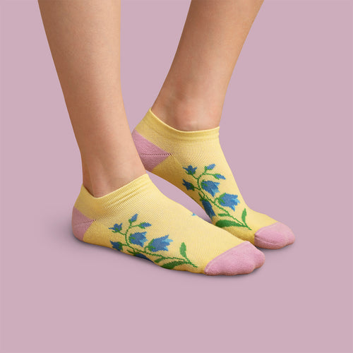 Gula sneakers-stödstrumpor med blåklockor och rosa detaljer från Svenskhusman.