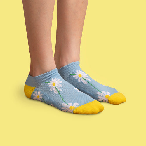 Låga blå sneakers stödstrumpor med motiv av vita prästkragar - Prästkrage - Svenskhusman