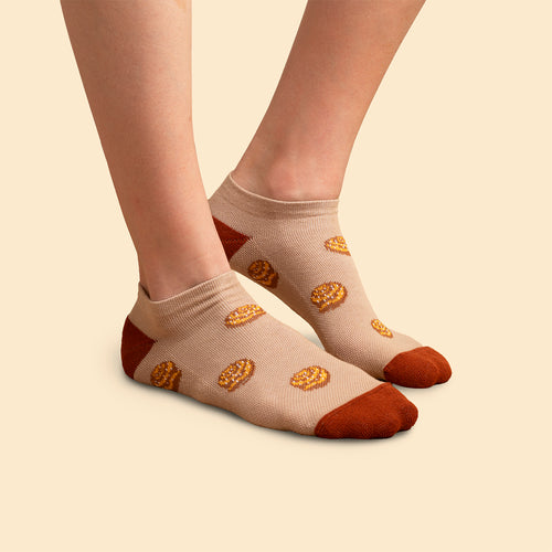 Bruna sneakers stödstrumpor med mönster av kanelbullar - Svenskhusman