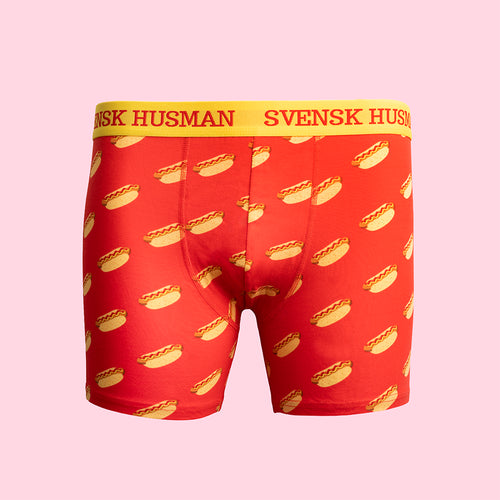 Röda boxerkalsonger med mönster av korv i bröd och gul resår från Svenskhusman.