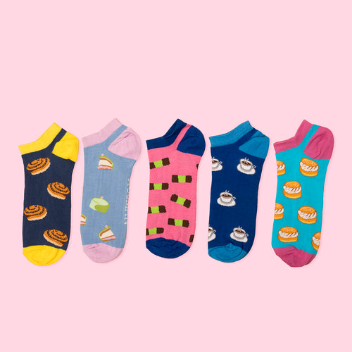 5-pack sneakersstrumpor med färgglada motiv av klassiska fika-favoriter på rosa bakgrund från Svenskhusman.